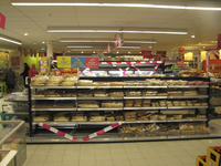 907781 Afbeelding van de verkoop van restanten in de vestiging van de supermarktketen Super de Boer (Merelstraat 46) te ...